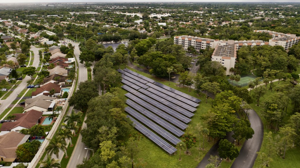 Panneaux solaires dans un champ en floride